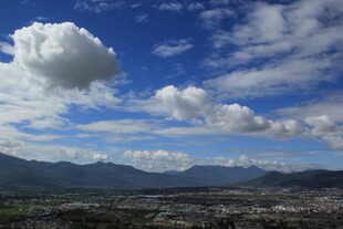 蓝天白云下的远山美景