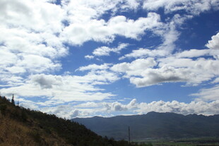 蓝天白云下的山峦美景