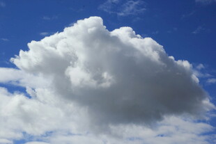 蓝天下的蓬松白云