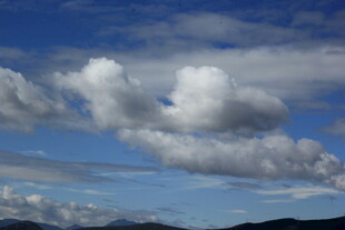 蓝天白云下的壮阔自然景观