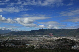 俯瞰城市与远山美景