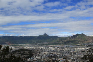 城市与远山的壮美景观
