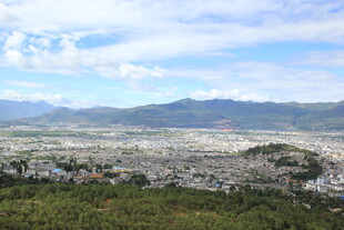 俯瞰山间城镇美景