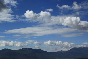 蓝天白云下的连绵山脉