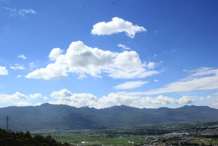 蓝天白云下的壮丽山景