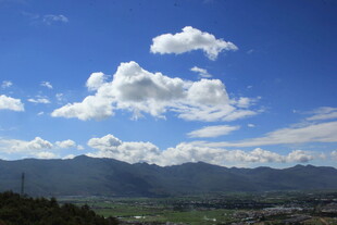 蓝天白云下的山峦美景