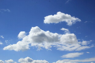 晴朗蓝天飘浮洁白云朵