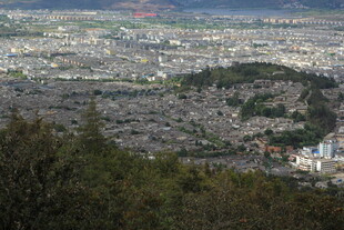俯瞰城市与山林景观