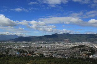 俯瞰城市与远山美景