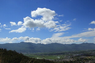 蓝天白云下的壮美山川景色
