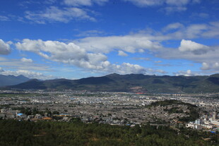 俯瞰城市与远山美景