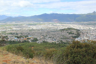 俯瞰城市与远山美景