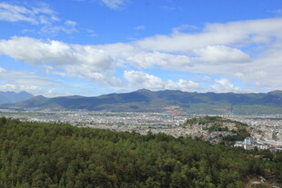 山林间远眺城镇与山脉