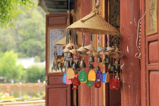 古门前的彩色风铃挂件