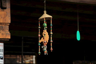 古风精美风铃悬挂于室内