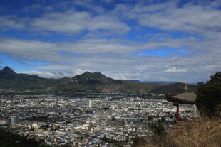 城市与远山的壮美景观