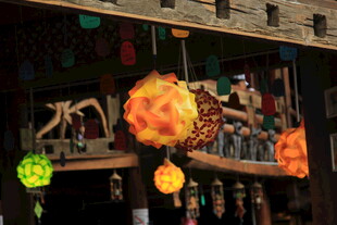 古街悬挂的多彩特色灯笼