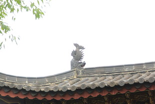 中式屋顶上的精美雕塑