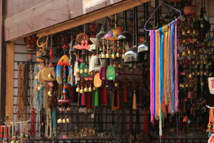 多彩饰品装点店铺橱窗