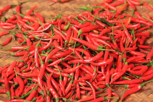 一堆鲜红的小辣椒