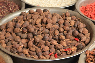 碗中褐色香料 散发独特气息