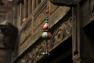 古建屋檐下的精美风铃