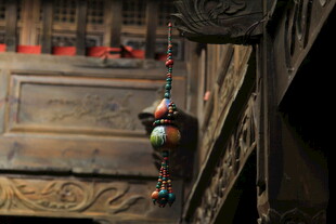 攀岩者挑战古老建筑岩壁