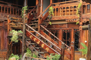 古朴木质楼梯与绿植景观