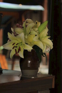 花瓶中的清新百合花束