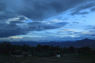 黄昏乌云下的远山风景