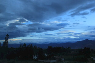 黄昏时分山间阴云密布景象