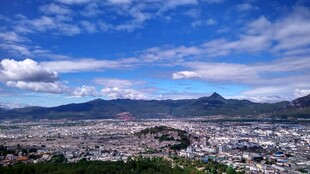 壮丽城市与远山蓝天白云景