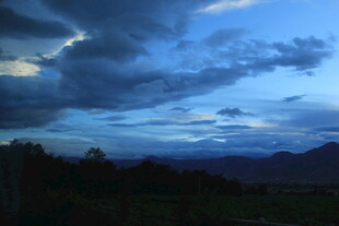 黄昏时分的壮丽天空景观