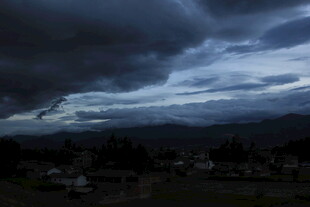 乌云笼罩下的乡村景象