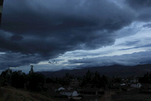 乌云笼罩下的山间村落