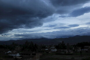 乌云笼罩下的山间村落