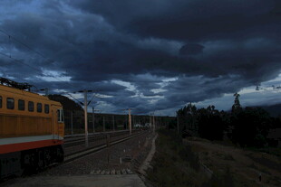 黄昏下铁轨旁的复古列车