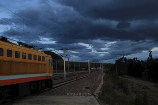 乌云下行驶的黄色列车