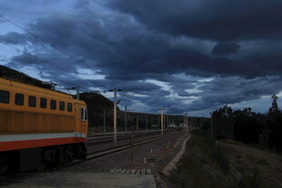 黄昏下铁轨旁的复古列车