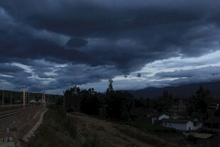 乌云笼罩下的乡村景致