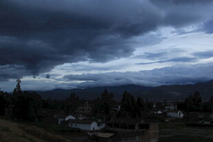 乌云笼罩下的山间村落