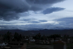 乌云笼罩下的山间景象