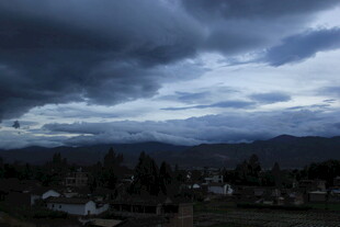 乌云笼罩下的山间村落