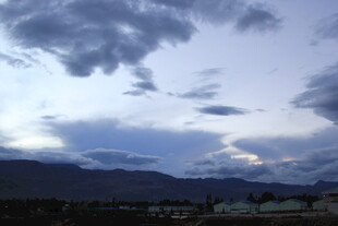 黄昏下的山峦与层叠云彩