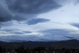 阴沉天空下的城市远景