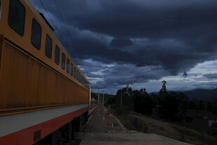 列车穿行于乌云笼罩之地