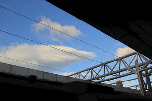 桥下视角的蓝天与桥梁