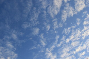 蓝天中的絮状云朵