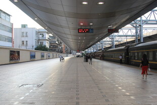 空旷的火车站台场景