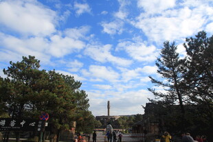 蓝天白云下的户外风景